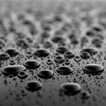 Gotas de lluvia sobre el capó de un coche