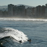 Surf en la bahía de Gijón